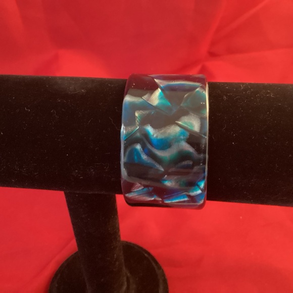 Vintage blue plastic (lucite?) cuff bracelet made in France - Picture 1 of 6